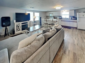 Surfside Beach Bungalow by Ryson Vacation Rentals