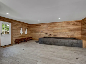 Huge Luxury Home Hot Tub and Sauna 2 mi to Dwntn