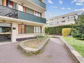 Budget apart with balcony near Paris
