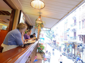 Artisan Lakeview Hotel