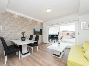 Dino 2 luxury apartment with pool