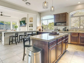 Outdoor Oasis: Spacious Family Escape in Goodyear!