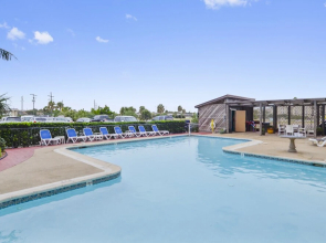 By the Sea Resort 807-Seaside Retreat