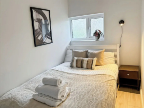 Cozy Hideaway With Hot Tub & Sauna Sleeps 7
