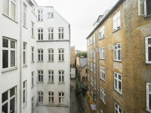 Fantastic 3-bed With French Balcony and Lake-views