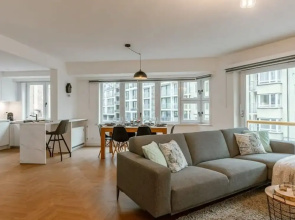 Centrally Located Modern Apartment With Parking