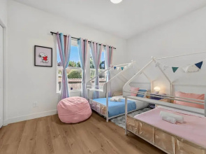 Massive 8BR Home in Hayward With AC Free Parking