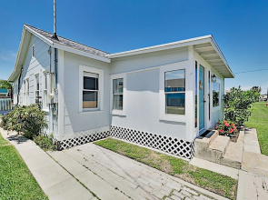 Charming Downtown Getaway W/ Spacious Interior 2 Bedroom Home