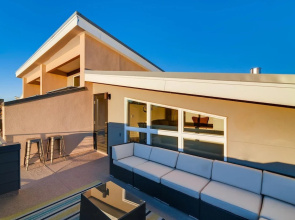 Fancy Townhome Near Old Town, Breweries and River!