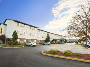 Super 8 by Wyndham Milwaukee Airport