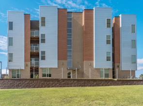 Spacious 2BR Suite W/patio Near Iowa State