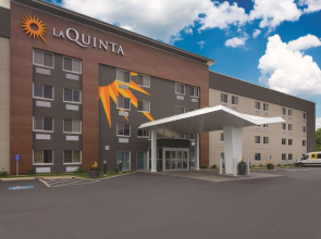 La Quinta Inn & Suites by Wyndham Cleveland - Airport North