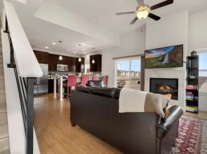 Modern Townhome Steps from the Brewery District!