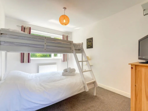 Cozy Holiday Home in Looe near River