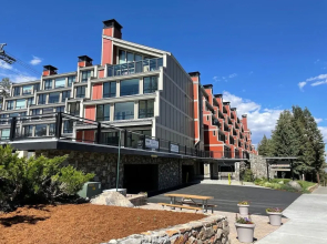 Large Upgraded 4 Bedroom Condo in Mammoth! Easy access To Hot Tubs, Pool, Sauna by RedAwning