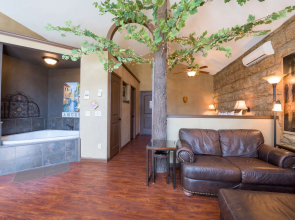 Eureka Springs Treehouses, Hobbit Caves & Castles