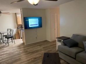 Comfortable downstairs 2 bed next to Fort Sill