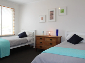 Newly Renovated Villa - Waters Edge