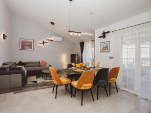 A2 - Luxury apt w Terrace, Gym, Jacuzzi & Sauna