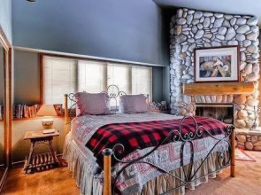 Summit Condominiums in Elkhorn by Alpine Lodging