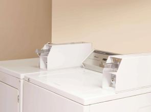 Howard Johnson by Wyndham Bakersfield