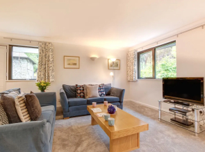 Luxurious Holiday Home With Private Garden at Chapel Stile