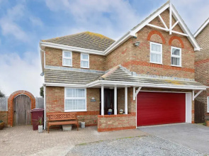 Spacious 4-bed Seaside Retreat in Selsey