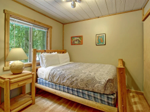 Cedar Sky Cabin - Three Bedroom Cabin with Hot Tub