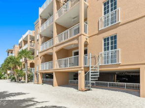 Ocean Front 1BR Suite With Direct Beach Access