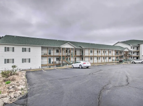 Spacious Lakefront Condo w/ Views in Camdenton!
