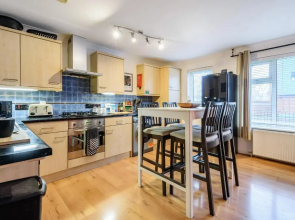 Stylish 2 Bedroom Apartment Central Exeter Parking on Site