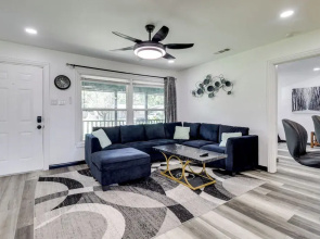1 Mi to At&t Stadium: Family Home w/ Large Yard!