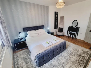 Exquisite 9 bed Villa hot tub, gym, cinema & more