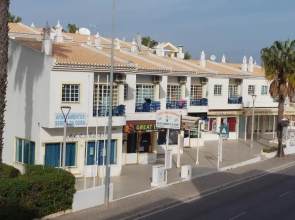 3 bedroom apartment in Oura Albufeira with amazing pool at walking distance to beach, strip and old town, WIFI and AC, private condo