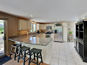 Spacious Wooded W/ Deck & Alfresco Dining 3 Bedroom Home