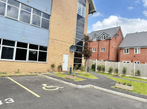 2 Bed Apartment - Sleeps 4 - Wifi - Parking