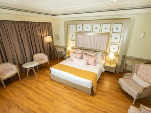 Grandeeza Hotel by Galison