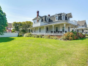 Steps to Inkwell Beach: Victorian Home!