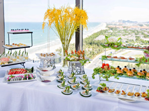 Yarra Ocean Suites Danang