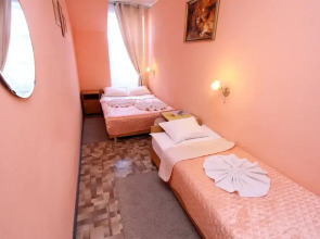 Krasny Kovrik na Pushkinskoy