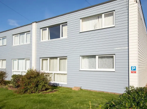 Sunny Modern Nr Beach Village w Parking