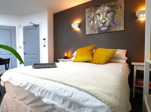 Crescent Apartment