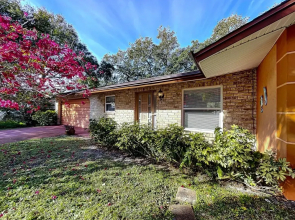Cozy Home With 1-car Garage Within Walking Distance to the Beach 836c