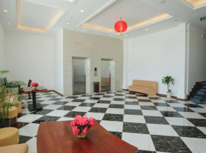 Den Long Do Hotel & Restaurant