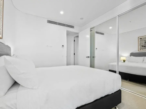 Stylish 2-bed Unit With Views & Rooftop Access