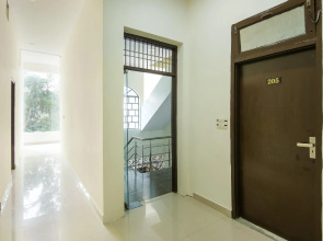OYO 75672 Holidays Hotel