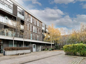 Spacious Flat With Balcony Close to the River in Greenwich by Underthedoormat
