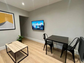 Modern Central Apartment + King Size Bed + Garden