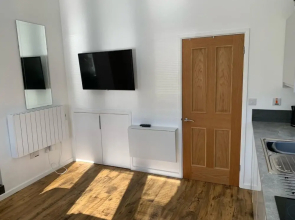 Modern 1-bed Apartment in Caldicot, Self Check in