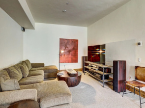 Refined 5 BR Private Home with Private Hot Tub by RedAwning